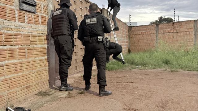 Polícia Civil cumpre 21 ordens judiciais contra núcleo de facção liderado por mulher em Cáceres